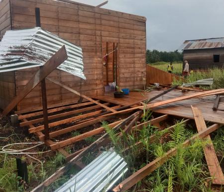 Angin puting beliung menerjang pemukiman warga di lingkungan 
RT 05 RW 03 Dusun 2 Desa Sungai Gayung Kiri, Kecamatan Rangsang