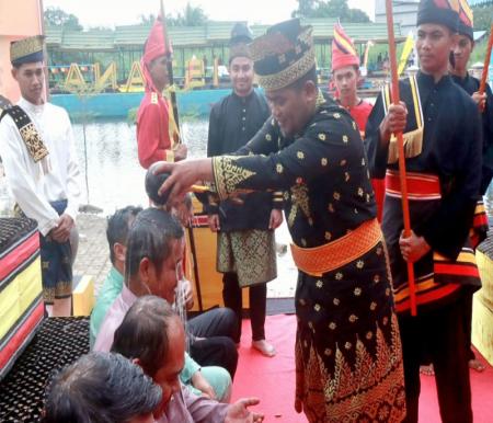 Bupati Pelalawan, Zukri mengikuti prosesi Mandi Balimau Sulthan (foto/Andi)