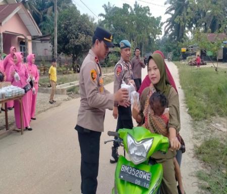 Ops Tertib Ramadan LK 2024, personel Polsek Simpang Kanan berbagi takjil gratis ke warga (foto/afrizal)