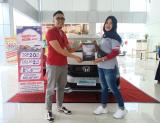 Supervisor HSH Pekanbaru, Roni Lesmana berfoto bersama customer Mobilio
