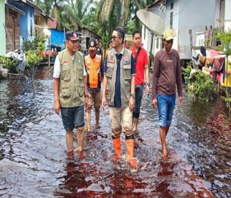 Kalaksa BPBD Riau, Edy Afrizal saat meninjau korban banjir di Bengkalis.(foto: mcr)