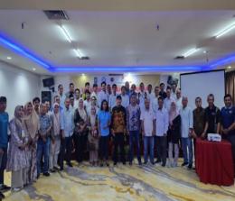 Ketua PWI Riau, Zulmansyah Sekedang bersama para pengurus PWI Riau dan peserta UKW PWI Riau Angkatan XXI.(foto: istimewa)