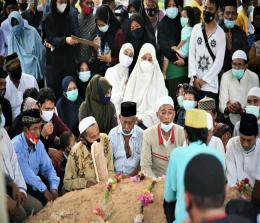 Proses pemakaman Jenazah Almarhum Eko Suharjo Wawako Dumai berlangsung dengan khidmat dengan diiringi lantunan Yasin dan Tahlil yang dibacakan oleh para pelayat yang hadir.