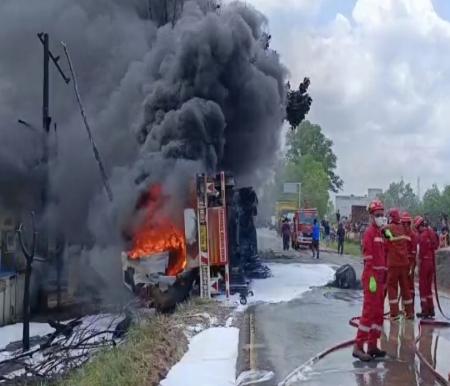 Mobil tangki BBM terbakar di Jalan Gatot Subroto, Kelurahan Mekar Sari, Dumai (foto/bambang)