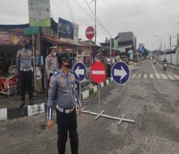 Personel Dishub Pekanbaru, BPTD Riau dan Kepolisian memasang rambu jalan satu arah (one way) di ruas Jalan S Parman dekat Mapolda Riau, Selasa (19/1/2021). Foto IST
