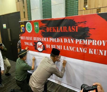 MUI Riau menggandeng Forkopimda dan juga berbagai unsur ormas serta mahasiswa, menolak keras aktivitas penyimpangan orientasi seksual atau dikenal dengan LGBT.
