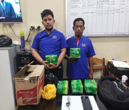 Dua pelaku penyelundup narkoba jenis sabu dari Malaysia berhasil diringkus Polres Dumai (foto/detik)