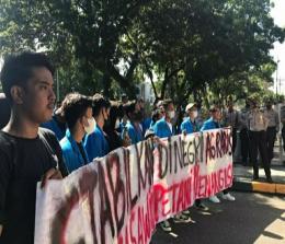 Demo mahasiswa Pertanian UIR menuntut pemerintah mengatasi harga sawit yang anjlok. 
