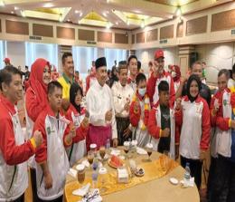 Gubernur Riau Syamsuar bersama Kontingen SOIna Riau