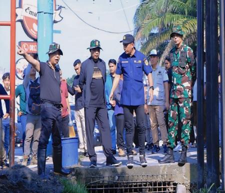 Pj Walikota Pekanbaru saat meninjau drainase dalam kegiatan Cinta Pekanbaru.(foto: dini/halloriau.com)