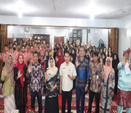 Kadiskominfotik Riau, Erisman Yahya bersama para guru dan siswa SMAN 5 Pekanbaru dalam kegiatan Literasi Media.(foto: istimewa) 