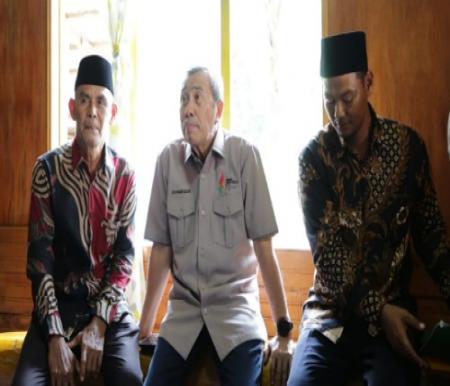 Gubernur Riau, Syamsuar saat berdiskusi dengan petani Desa Pambang Baru Bengkalis.(foto: rivo/halloriau.com)