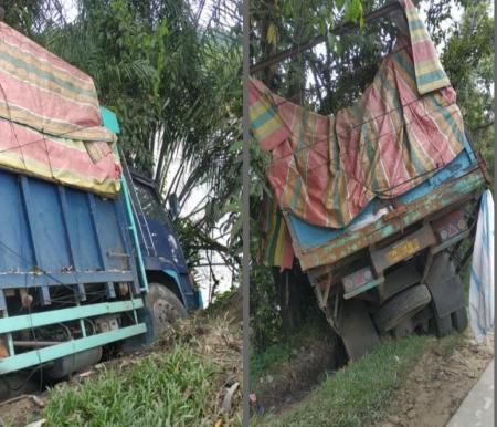 Kecelakaan tunggal Mobil truk fuso hampir masuk jurang di Jalan Siak II Pekanbaru, Riau (foto/red)