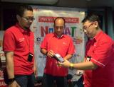 GM Sales Region Sumbagteng, Ismu Widodo (tengah) tengah mensosialisasikan penggunaan TCASH Telkomsel di salah satu kafe Kota Pekanbaru