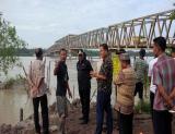 Peninjauan pembangunan turap jembatan Jumrah