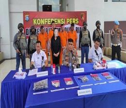Empat pelaku pengeroyokan warga Pekanbaru saat ekspos di Polda Riau (foto/int)