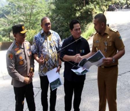 Menteri BUMN Erick Thohir (kedua kanan) didampingi anggota DPR Andre Rosiade (kedua kiri) dan tim meninjau lokasi pembangunan fly over di Sitinjau Lauik yang menghubungkan Kota Padang dengan Kabupaten Solok, Kamis (22/6/2023).