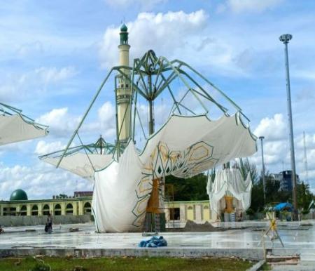Kondisi payung elektrik raksasa di Masjid Annur Pekanbaru yang menelan dana Rp42 miliar tampak rusak (foto:mcr)