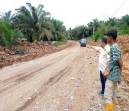 Dinas PUPR PKPP Provinsi Riau perbaiki ruas jalan lubuk Kandis Pangkalan Kasai Inhu beberapa waktu lalu (foto/int)