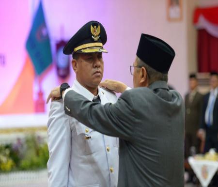 Gubernur Riau, Syamsuar melantik Suhardiman Amby sebagai Bupati Kuansing.(foto: mcr)