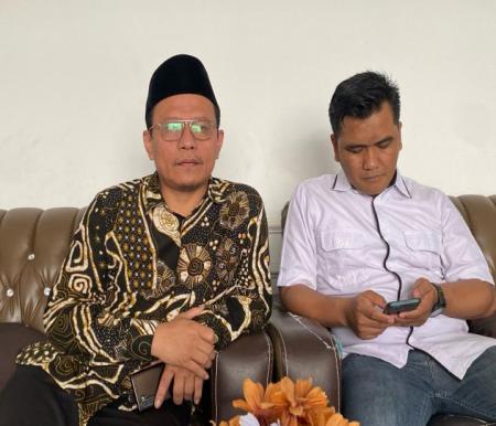 Khairul Umam (kiri) yang didampingi Kuasa Hukum Dr Saut Maruli Tua Manik (foto/ist)