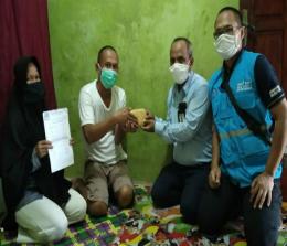 Pembina STM Riau Kompleks PT RAPP, Ishak, menyalurkan bantuan pada Dodi, yang istrinya terkena kanker serviks. Foto Andy