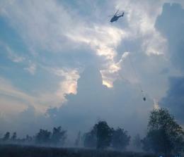 Heli water bombing Superpuma PK DAI PT Arara Abadi-APP Sinar Mas membantu padamkan Karhutla di Momugo, Kecamatan Tanah Putih, Kabupaten Rohil, Senin (14/6/2021).
