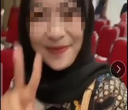 Video wanita acungkan dua jari untuk Prabowo sudah dipecat (foto/int)