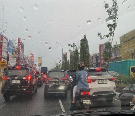Macet di Jalan Nangka Pekanbaru.(foto: sri/halloriau.com)