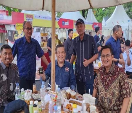 Pj Gubernur Riau bersama Kadisperindagkop UKM Riau di Gernas BBI-BBWI Riau.(foto: sri/halloriau.com)