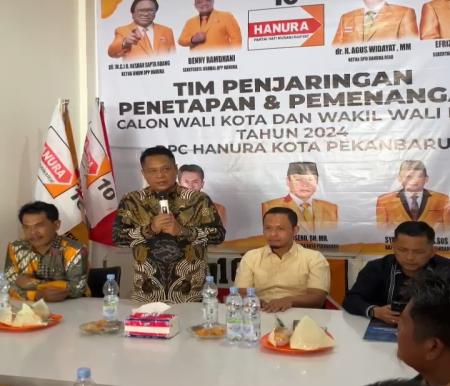 Ketua DPC Hanura Pekanbaru Ali Suseno (kiri) nyatakan Hanura dukung Agung Nugroho di Pilwako 2024 (foto:ist) 