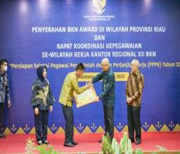 Bupati Rohil menerima penghargaan BKN Award (foto/zal)