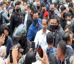 Warga berkerumun saat Presiden Jokowi datang ke Pasar Bawah Pekanbaru (foto/Rahmat)