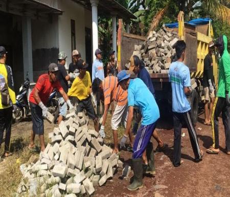Caleg di Banyuwangi diduga ambil kembali bantuan paving block bantuannya ke warga (foto/detik)