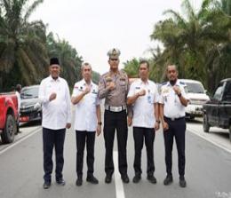Gubri Syamsuar meresmikan Jalan PT SIR penghubung Pekanbaru-Siak (foto/int)