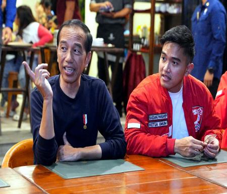 Presiden Joko Widodo (Jokowi) saat bertemu dan minum teh bersama dengan sejumlah pengurus PSI, di antaranya Ketum Kaesang Pangarep, dan sejumlah kader muda PSI di Braga Permai, Bandung, Jawa Barat, Sabtu (3/2/2024) malam