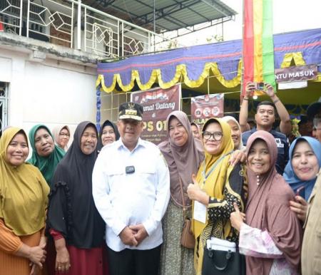 Warga Kampar foto bersama Gubernur Riau (Gubri) Edy Natar Nasution