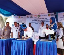 Ketua Kadin Indonesia, Arsjad Rasjid, menandatangani prasasti rencana pembangunan Depo Container di Dumai (foto/bam)