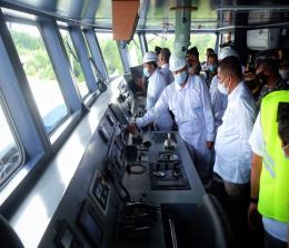Bupati Kepulauan Meranti H Muhammad Adil meninjau ruang operasi KMP Tirus Meranti saat ujicoba kelayakan sandar dan uji muatan