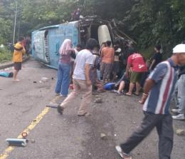Kondisi bus yang membawa rombongan mahasiswa Unri terbalik di Padang Panjang (foto/ist)