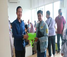 Souvenir diberikan untuk para peserta yang datang langsung ke kantor BPJamsostek Pekanbaru Panam (foto/bayu)