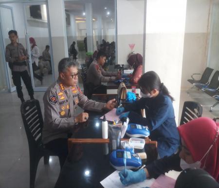 Kegiatan donor darah HUT ke-72 Humas Polri di Polda Riau.(foto: bayu/halloriau.com)