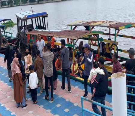 Pengunjung Perahu Wisata di Tepian Bandar Sungai Jantan, Siak membludak (foto/Meri)