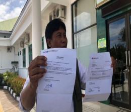 Sunardi memperlihatkan surat asli dua bank swasta tentang penitipan uang sejumlah Rp5 M dan Rp2 M di PN Siak.(foto: diana/halloriau.com)