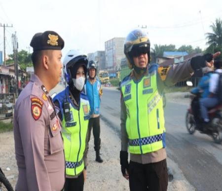 Kapolres Pelalawan, AKBP Suwinto turun langsung memantau lalu lintas di Pangkalan Kerinci.(foto: andi/halloriau.com)