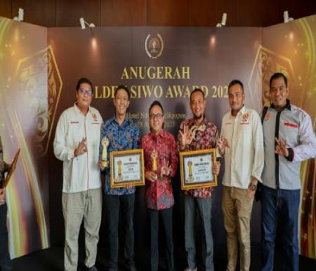 Ketua KONI Bengkalis, Dharma Firdaus bersama para pengurus KONI Bengkalis usai menerima penghargaan dari SIWO PWI Pusat.(foto: zulkarnaen/halloriau.com)
