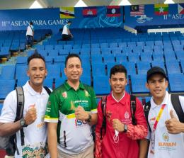 Ketua NPC Kampar, Zulkifli (kaos hijau) bersama sejumlah atlet NPC Kampar di Asean Para Games 2022.(foto: mcr)