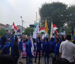   Ratusan orang yang tergabung dalam Aliansi Mahasiswa Dumai gelar aksi damai di depan kantor Polres Jalan Sudirman Dumai, Kamis (26/9/2019). FOTO: Bambang