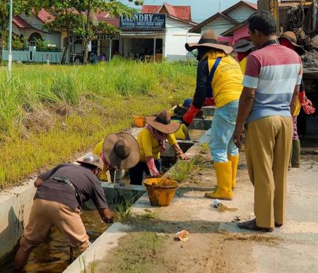 Pasukan Kuning PUPR membersihkan aliran drainase di sejumlah ruas jalan utama maupun jalan lingkungan masyarakat.