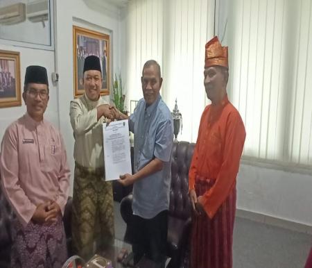 Ketua Umum KONI Riau serahkan SK Kepengurusan KONI Siak 2023-2028 (foto/int)